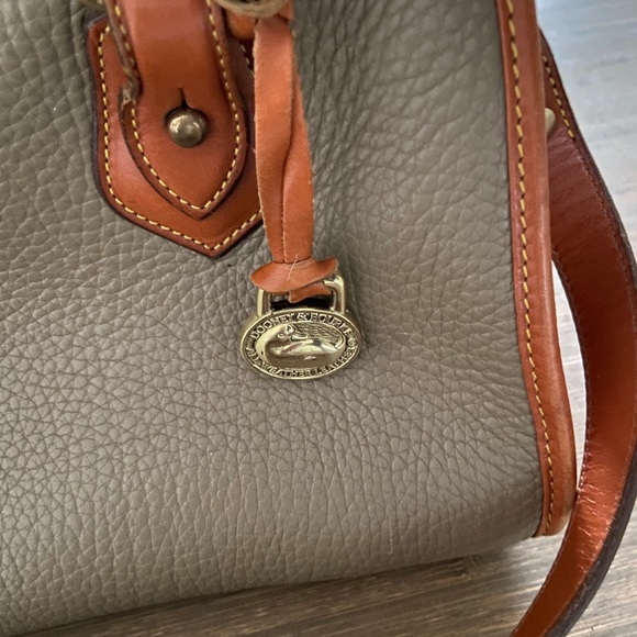 Dooney & Bourke shoulder bag - Picture 2 of 13